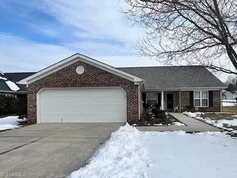 2922 Hearthstone Point Dr, High Point, NC 27265