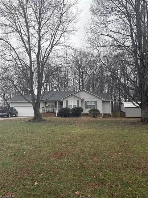370 Lee Rd, Thomasville, NC 27360