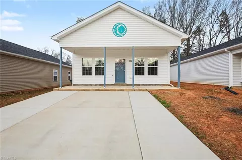 715 Meadowgreen Village Dr, Eden, NC 27288