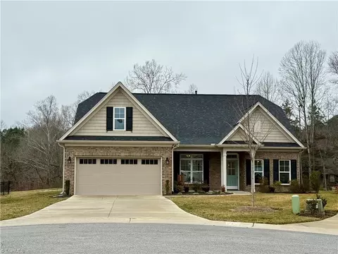 102 Castle Pond Dr, Winston Salem, NC 27107