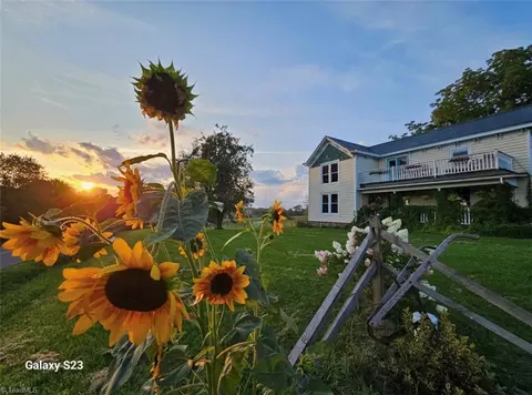 7561 Snake Creek Rd, Hillsville, VA 24343