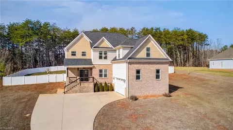 7507 Bentridge Forest Dr, Kernersville, NC 27284