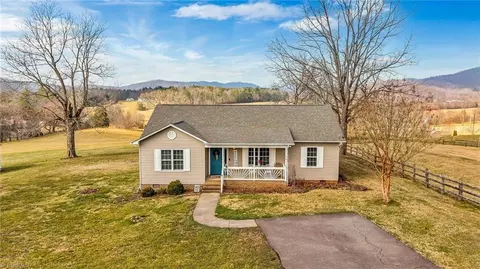 155 Jays Meadow Ln, Purlear, NC 28665