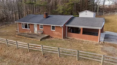 109 Floyd Mountain Ln, Galax, VA 24333