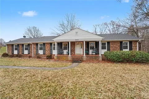 5585 Kane Dr, Pfafftown, NC 27040