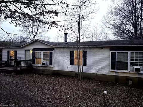 1202 Deerrun Dr, Randleman, NC 27317