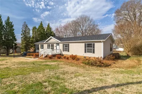 104 8th Ave N, Mayodan, NC 27027