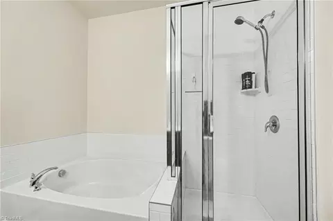 Bath - 940 Bloomington Way, High Point, NC 27265 photo 3 of 3