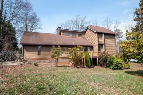 512 Forest Ln, Yadkinville, NC 27055
