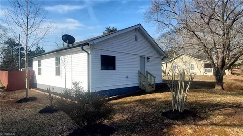 2814 Triangle Lake Rd, High Point, NC 27260