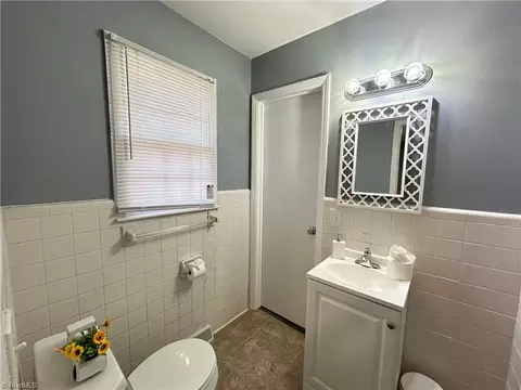 Bath - 240 Oakcrest Dr, Madison, NC 27025 photo 2 of 5