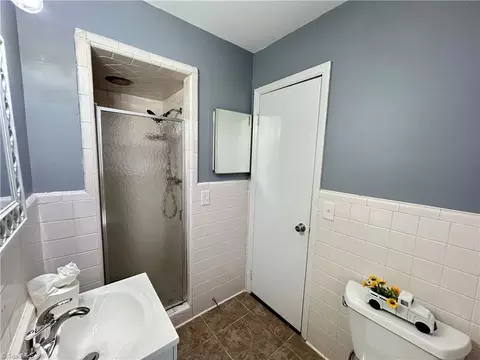 Bath - 240 Oakcrest Dr, Madison, NC 27025 photo 3 of 5