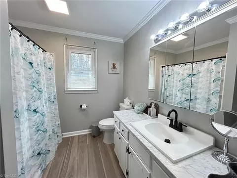 Bath - 240 Oakcrest Dr, Madison, NC 27025 photo 4 of 5