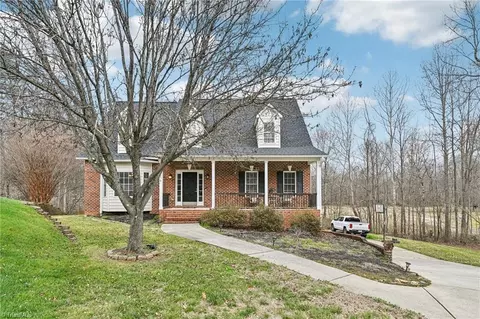 105 Meadowcrest Ct, Clemmons, NC 27012