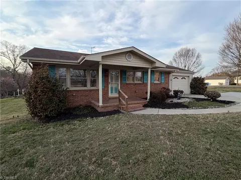200 Arlington St, Mount Airy, NC 27030