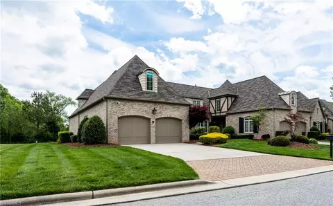 39 Creswell Manor Dr, Greensboro, NC 27407