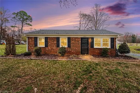 200 Redwood Bend Rd, King, NC 27021