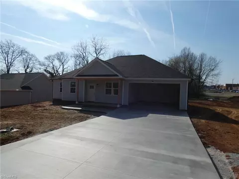 109 Hickory St, Yadkinville, NC 27055