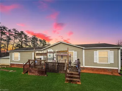 204 Freeman Ridge Trl, Pilot Mountain, NC 27041