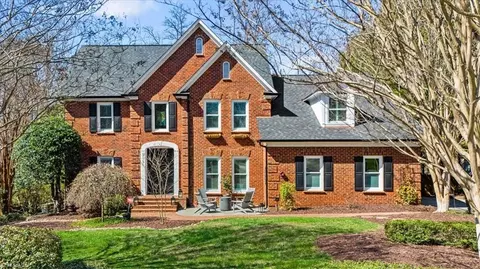 905 Mcdowell Dr, Greensboro, NC 27408