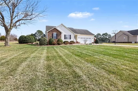 251 Carriage Trace Ln, Lexington, NC 27295
