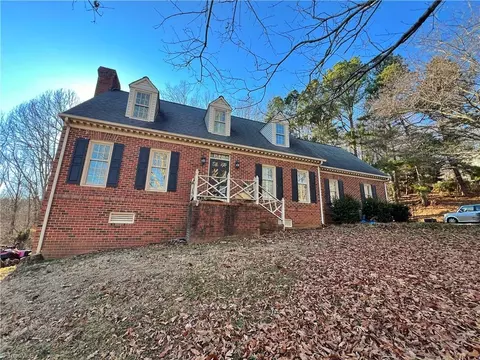 1089 Hillsdale Dr, Asheboro, NC 27203
