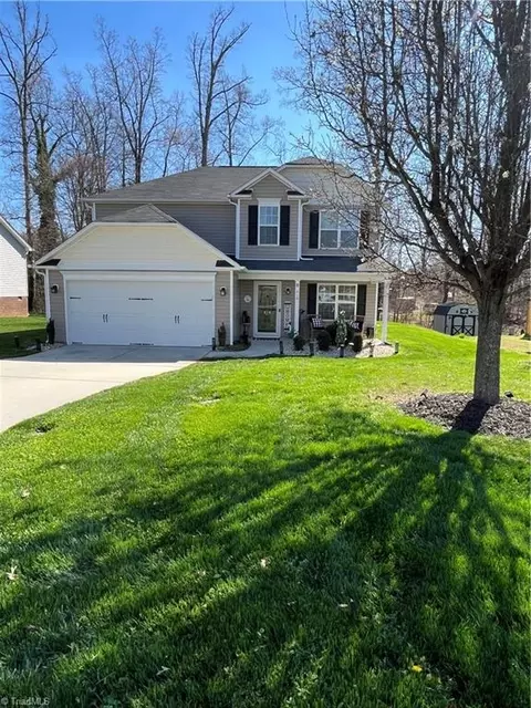 818 Leach Ave, Thomasville, NC 27360