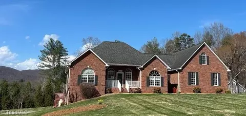 362 Mountain Shadows Dr, Purlear, NC 28665