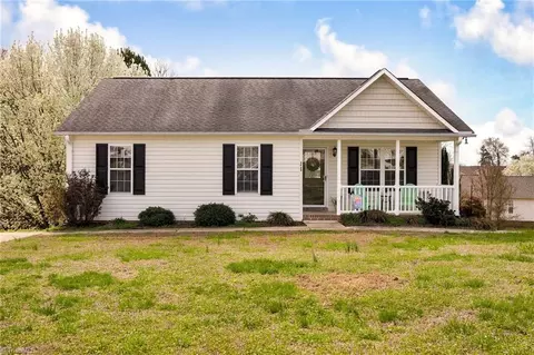11 Stoney Point Ct, Thomasville, NC 27360