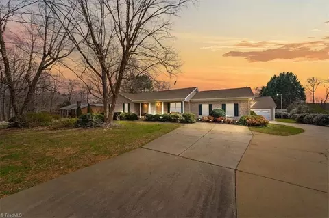 8997 Pepper Ridge Ct, Oak Ridge, NC 27310