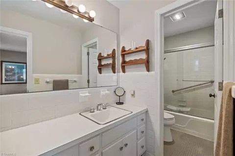 Bath - 709 Overbrook Dr, High Point, NC 27262 photo 2 of 4