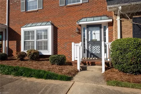 27 Fountain Manor Dr, Greensboro, NC 27405