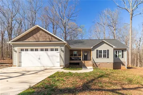 1004 Black Farm Rd, Thomasville, NC 27360