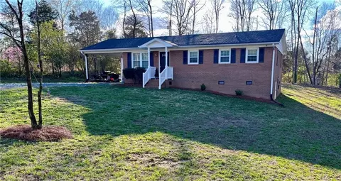 450 Black Lake Rd, Thomasville, NC 27360