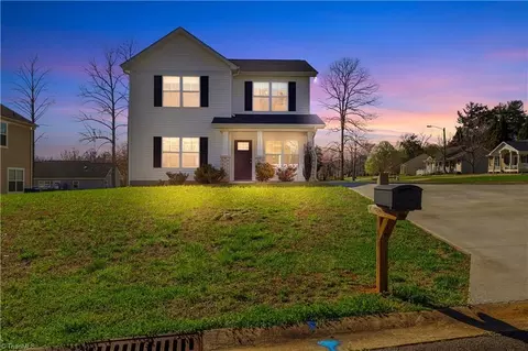 112 Mccleskey Dr, Yadkinville, NC 27055