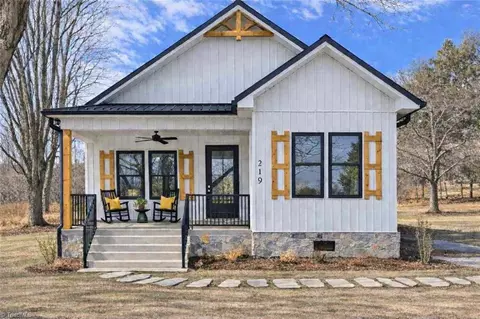 219 Grayson St, Sparta, NC 28675