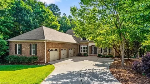 2435 Lake Oak Ct, High Point, NC 27265