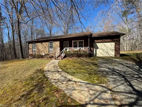 1055 Brookridge Dr, Walnut Cove, NC 27052