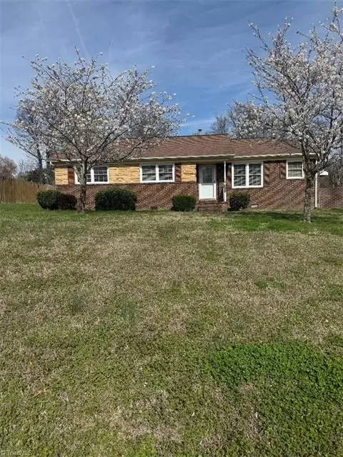 3104 Woodview Dr, High Point, NC 27265
