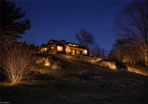 549 Pine St E, Mount Airy, NC 27030