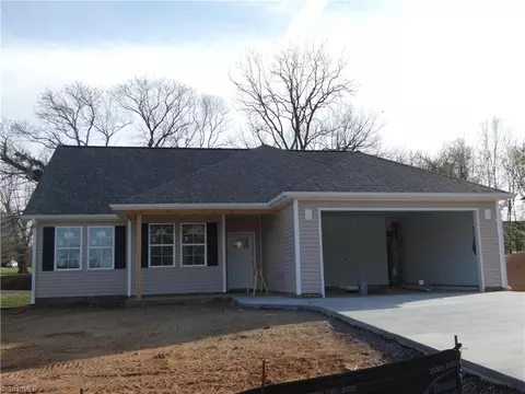 105 Hickory St, Yadkinville, NC 27055