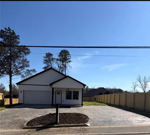 5242 Shattalon Dr, Winston Salem, NC 27106