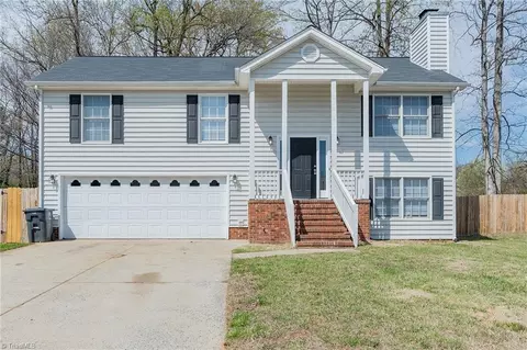 2 Ponderosa Ct, Greensboro, NC 27406