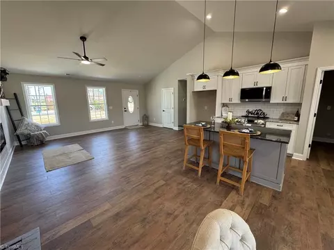 Living - 586 Culler Rd, Pinnacle, NC 27043 photo 2 of 7