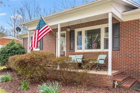 316 Crestview Dr, Thomasville, NC 27360