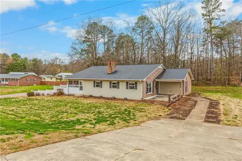 1504 Edgewood Dr, Yadkinville, NC 27055