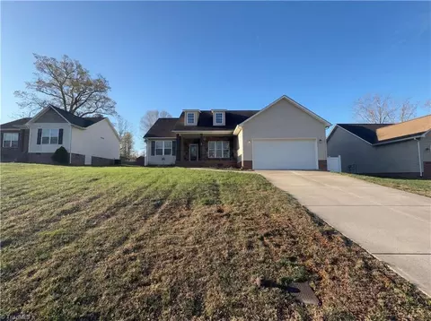 42 Harris Farm Ct, Thomasville, NC 27360