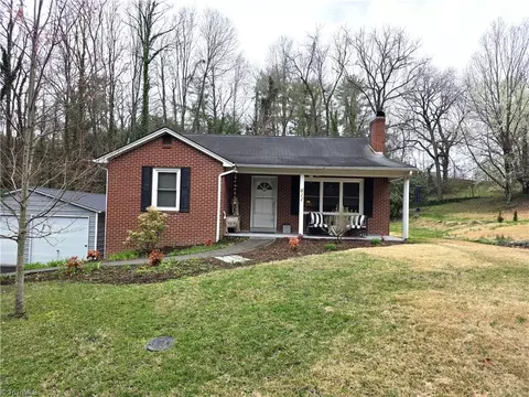 611 Arch St, Mount Airy, NC 27030