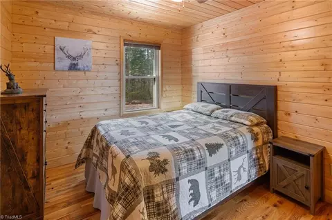 Bedroom - 128 Deer Antler Dr, Purlear, NC 28665 photo 4 of 8