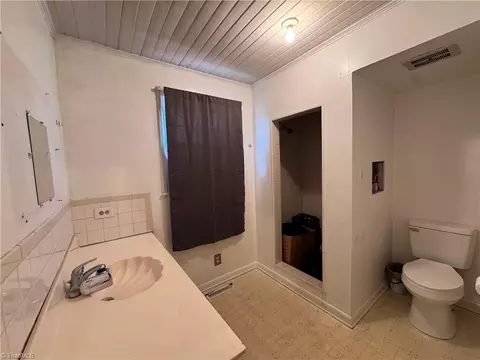 Bath - 1611 Pine St E, Mount Airy, NC 27030 photo 1 of 2